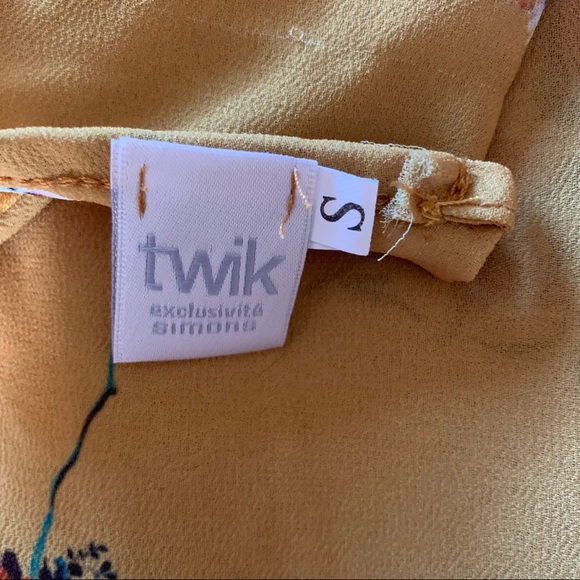 Twik: yellow sleeveless blouse - Picture 3 of 3